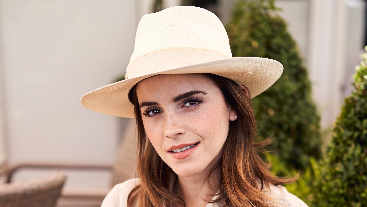 bnd4Hw5S The posh Emma Watson does not give up and keeps to drain us effortlessly every day without stopping 01.jpg